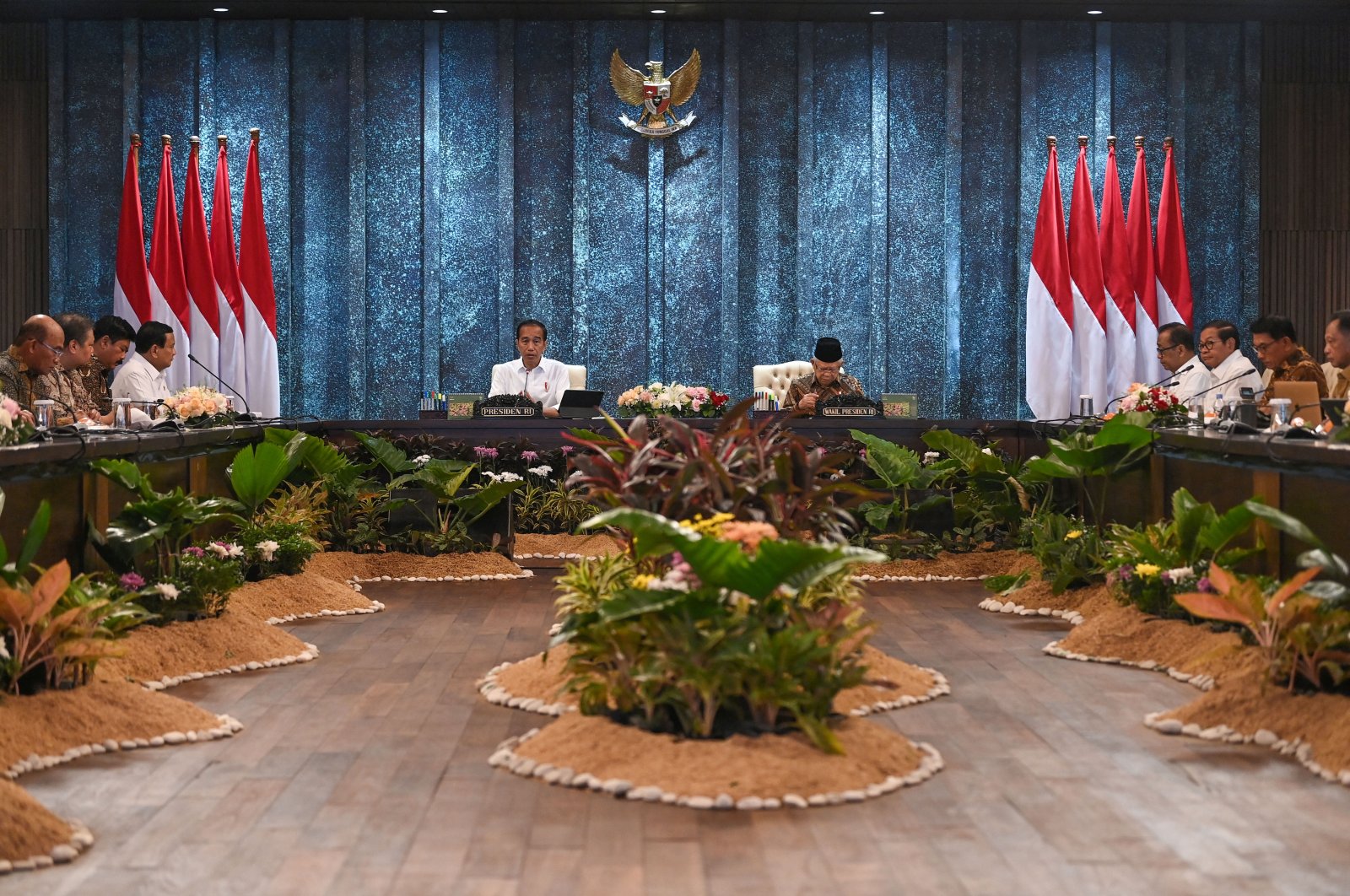 Indonesian President Joko Widodo with Vice President Ma&#039;ruf Amin leads a plenary Cabinet meeting at the Garuda Palace East Kalimantan province, Indonesia, Aug. 12, 2024. (Reuters Photo)