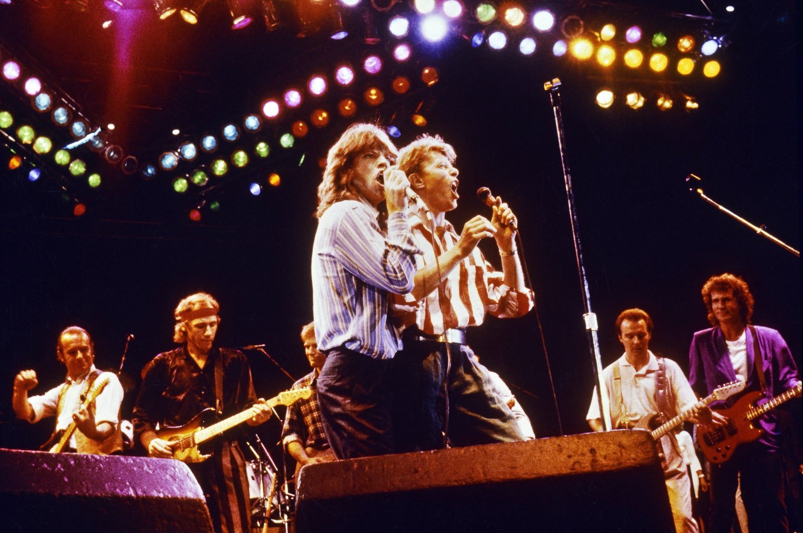 Mick Jagger (L) and David Bowie perform at a concert at Wembley Arena, London, Britian, June 20, 1986. (Getty Images Photo)