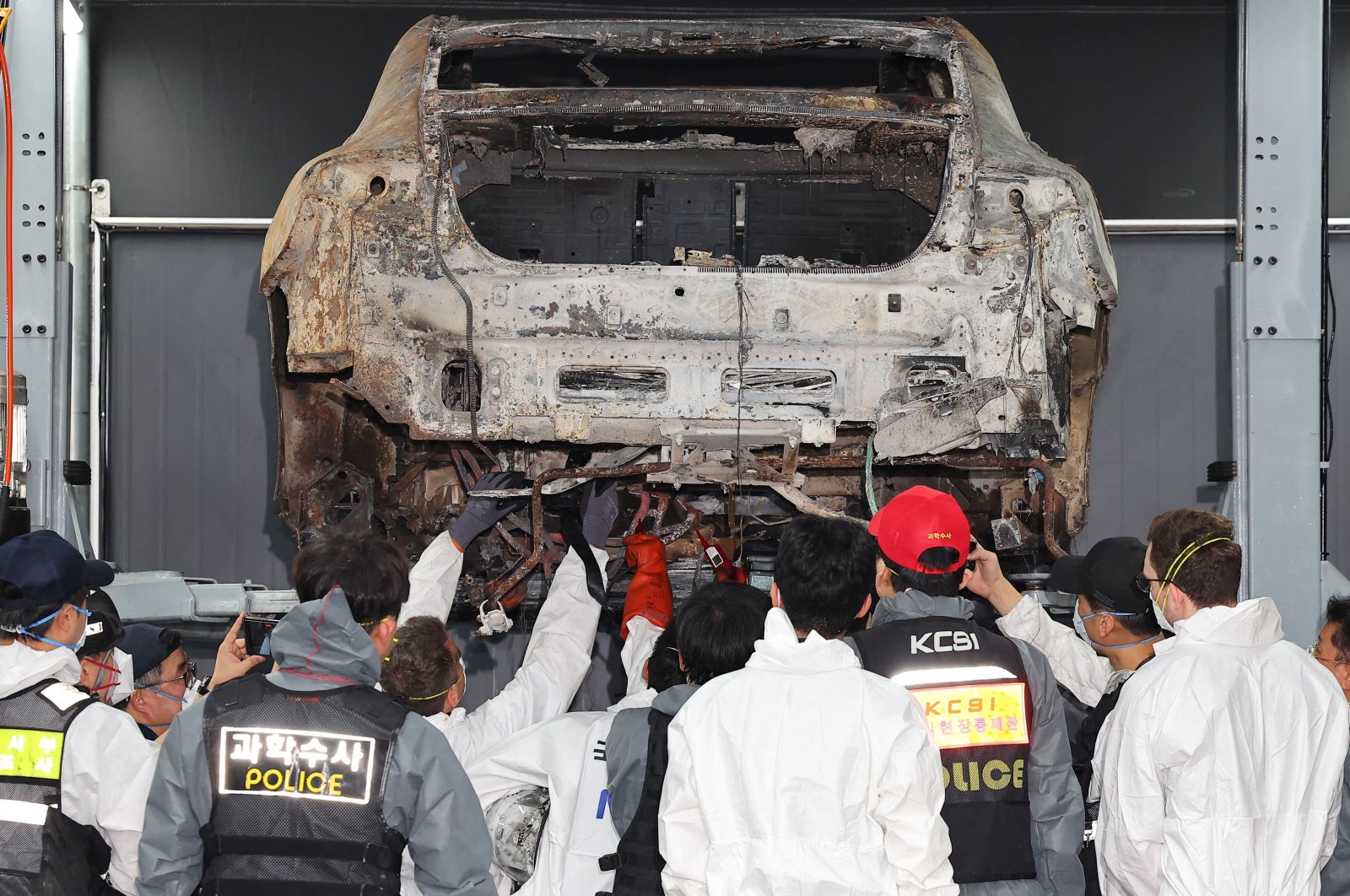 Officials from police, fire, National Forensic Service and Mercedes-Benz conducted a second joint forensic examination of an electric car that caught fire in the underground parking lot of an apartment complex on Aug. 1, Incheon, South Korea, Aug. 8, 2024. (Reuters Photo)