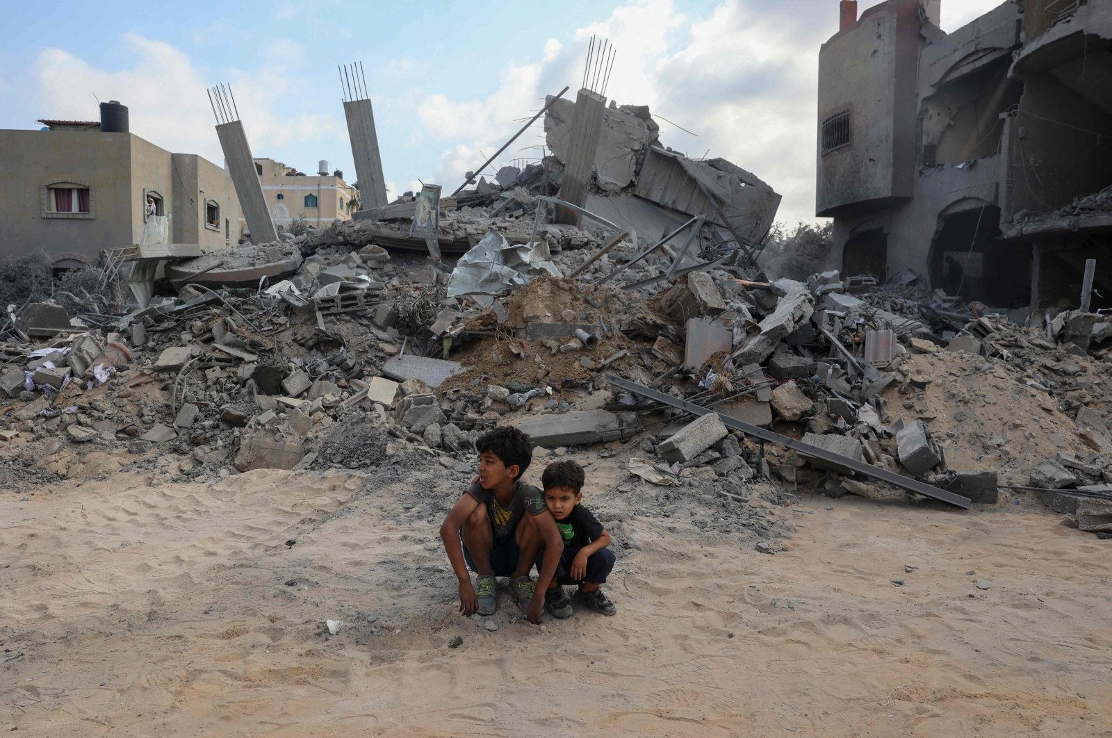  Children sit in front of the house of deputy chief of the People&#039;s Front for the Liberation of Palestine, Jamil Mazhar, which was targeted in overnight Israeli strikes on Nusseirat in the Central Gaza Strip on Aug. 12, 2024. (AFP Photo)