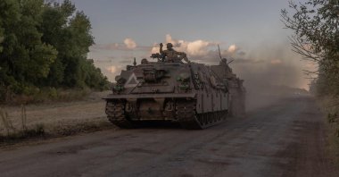 Ukrainian servicemen operate an armored military vehicle in the Sumy region, near the border with Russia, Aug. 12, 2024. (AFP Photo)