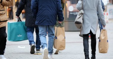 People are on the move with shopping bags while shopping in the city center of Hamburg, Germany, Nov. 28, 2020. (Reuters Photo)