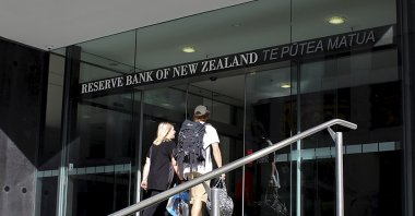 Two people walk toward the entrance of the Reserve Bank of New Zealand located in the capital city of Wellington, New Zealand, March 22, 2016. (Reuters Photo)