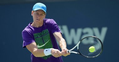 Italy's Jannik Sinner plays a backhand during a practice session during Day 2 of the Cincinnati Open at the Lindner Family Tennis Center, Mason, Ohio, U.S., Aug. 12, 2024. (Getty Images Photo)