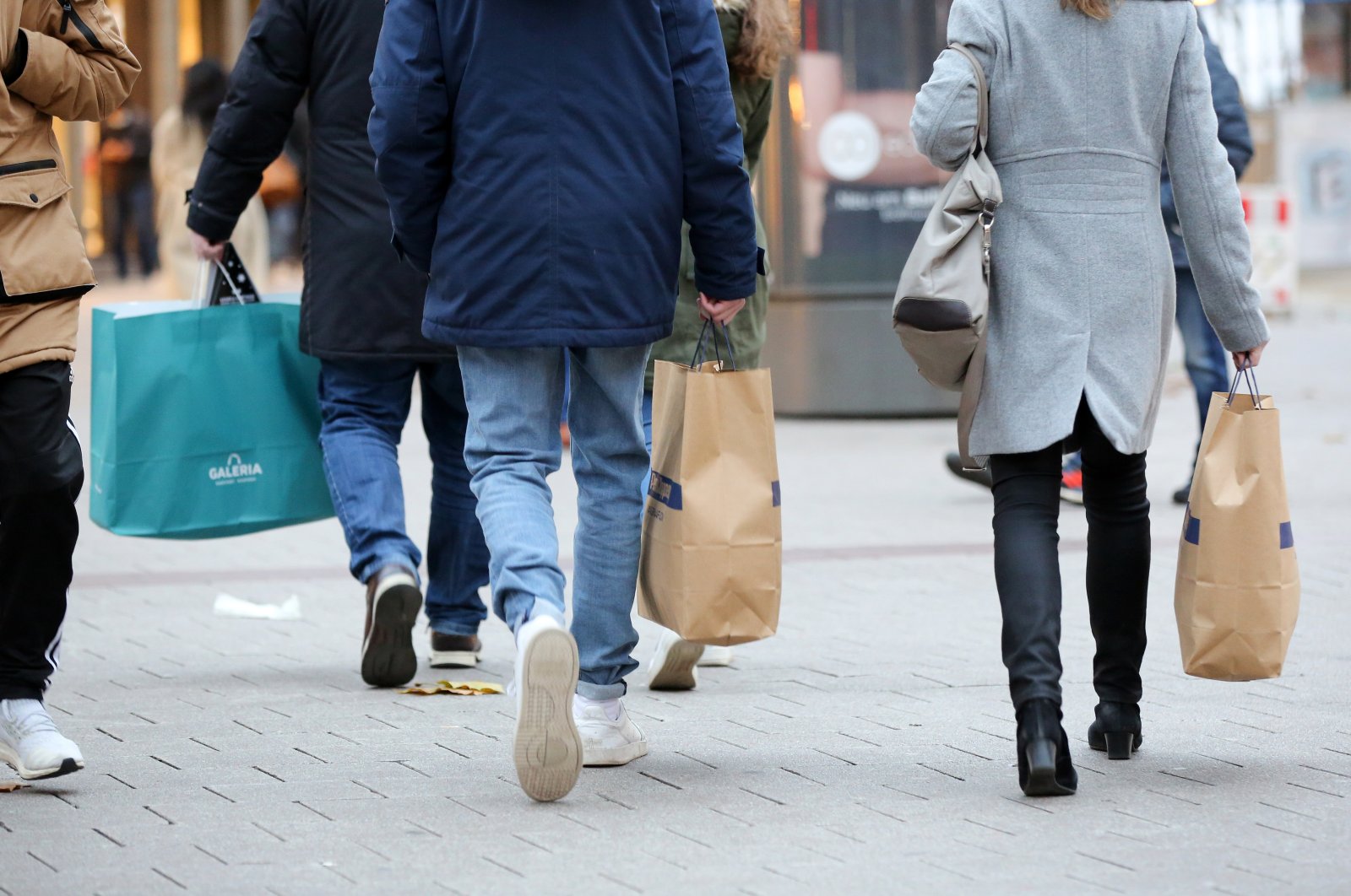 People are on the move with shopping bags while shopping in the city center of Hamburg, Germany, Nov. 28, 2020. (Reuters Photo)