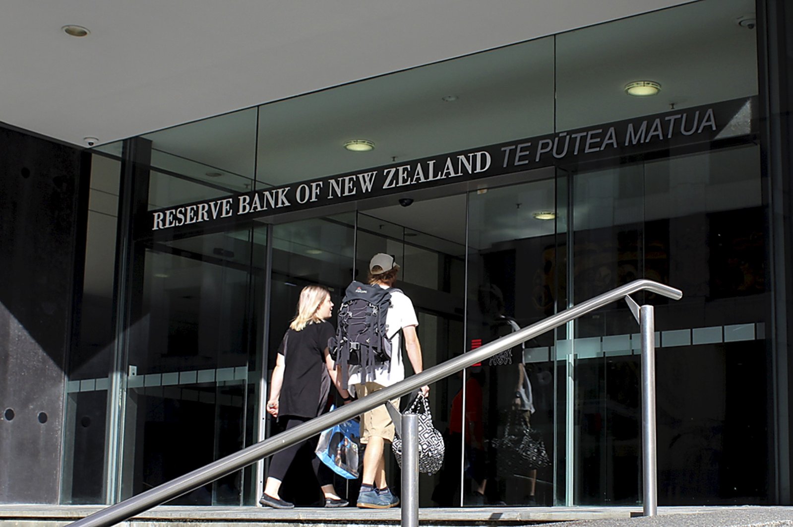 Two people walk toward the entrance of the Reserve Bank of New Zealand located in the capital city of Wellington, New Zealand, March 22, 2016. (Reuters Photo)