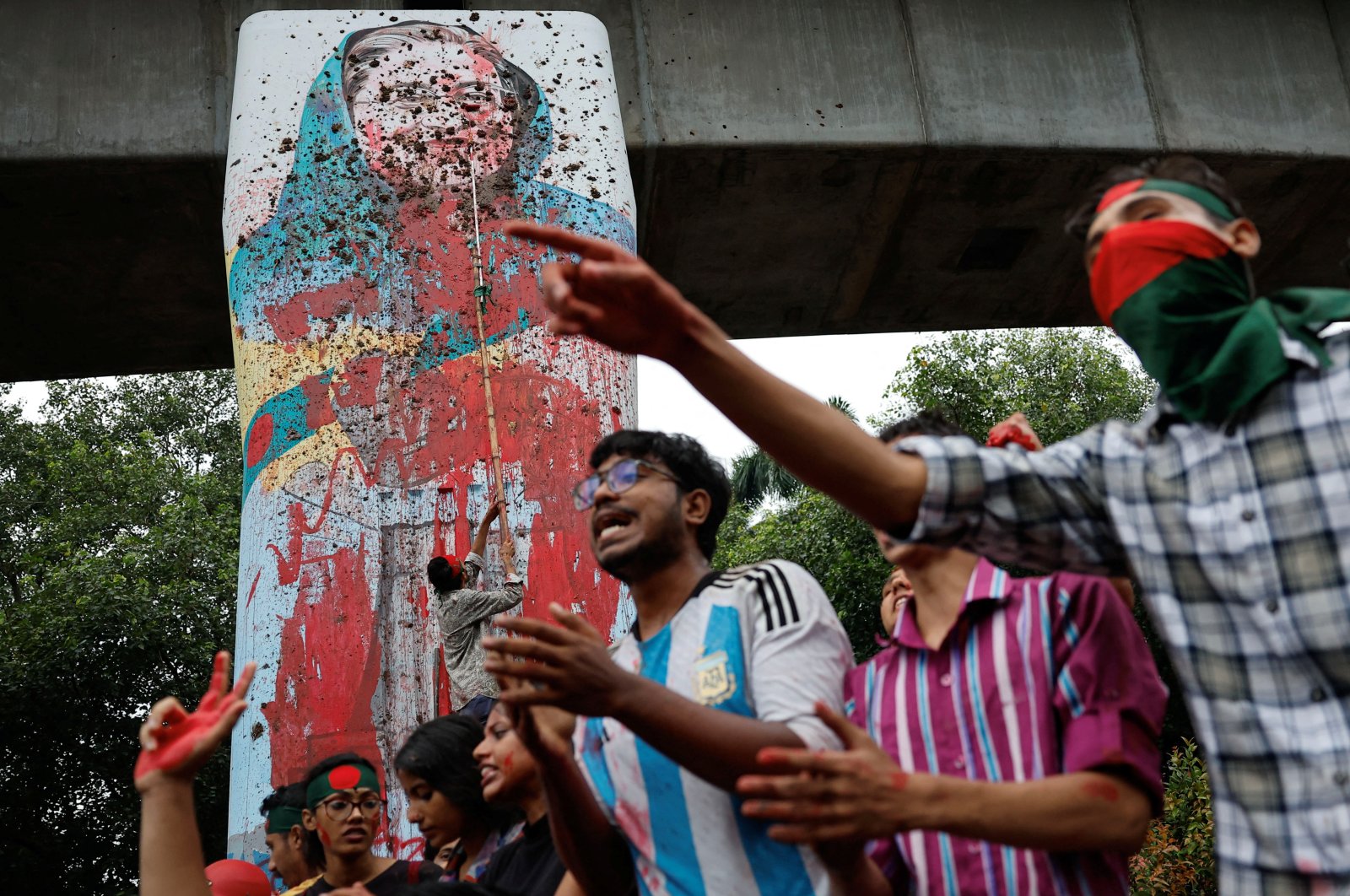 Protesters deface a mural of Bangladeshi Prime Minister Sheikh Hasina in Dhaka, Bangladesh, Aug. 3, 2024. (Reuters Photo)