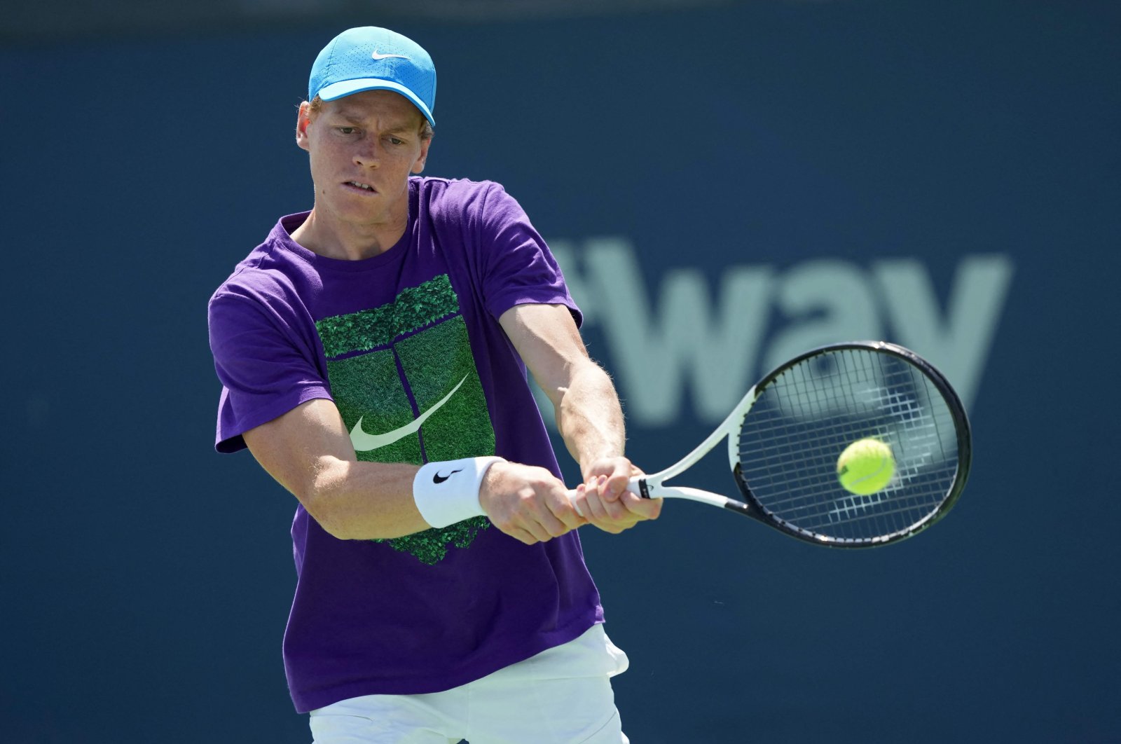 Italy&#039;s Jannik Sinner plays a backhand during a practice session during Day 2 of the Cincinnati Open at the Lindner Family Tennis Center, Mason, Ohio, U.S., Aug. 12, 2024. (Getty Images Photo)