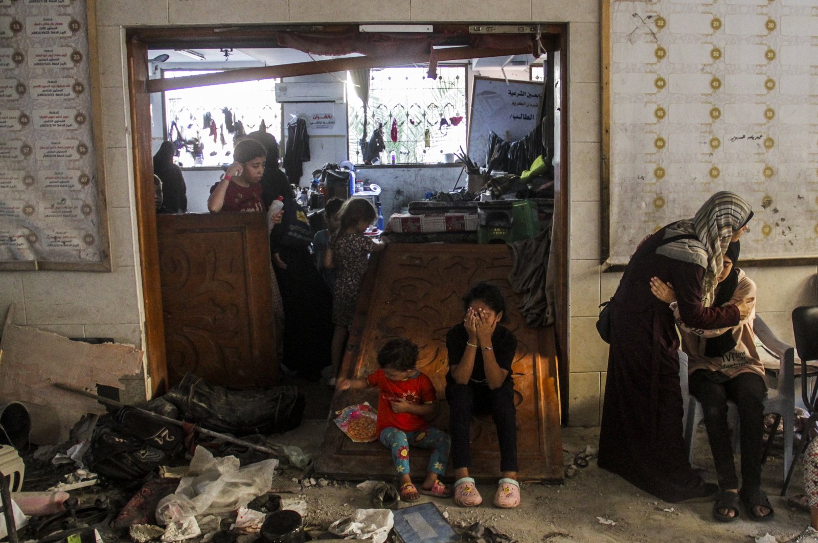 Palestinian children react following an Israeli strike on the al-Taba&#039;een school in the Daraj Tuffah neighborhood, Gaza, Palestine, Aug. 10, 2024. (EPA Photo)