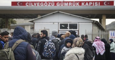 Syrians wait to cross into Syria from Türkiye at the Cilvegözü border gate, near Hatay, southern Türkiye, February 21, 2023. (AP Photo)