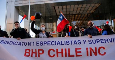 Workers of the Escondida copper mine protest during a strike outside BHP Billiton&#039;s offices in Santiago, Chile, May 27, 2021. (AFP Photo)