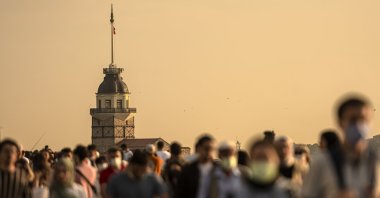 Crowds walk on the Üsküdar shoreline, Istanbul, Türkiye, July 19, 2024. (Getty Images Photo)