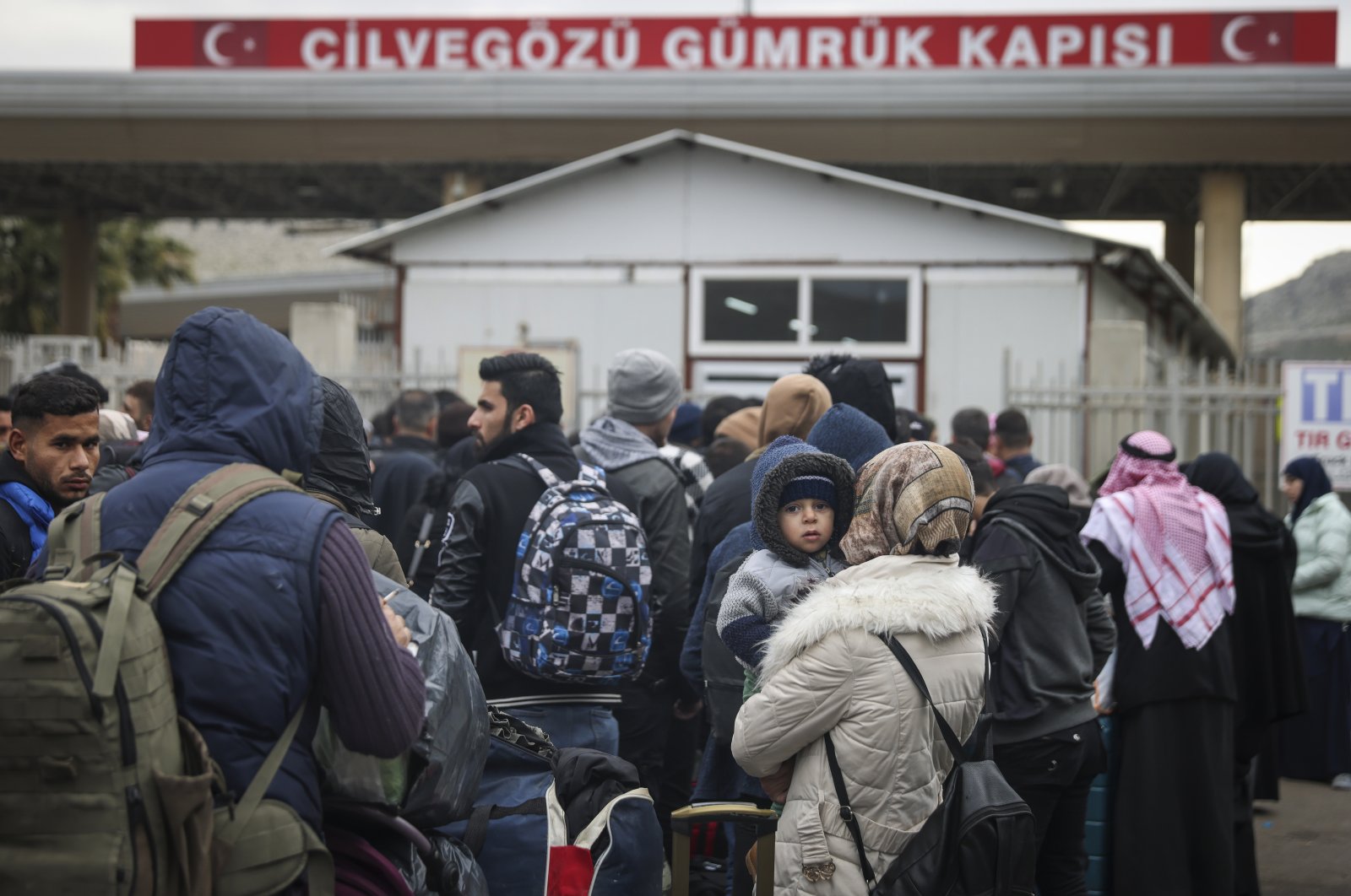 Syrians wait to cross into Syria from Türkiye at the Cilvegözü border gate, near Hatay, southern Türkiye, February 21, 2023. (AP Photo)