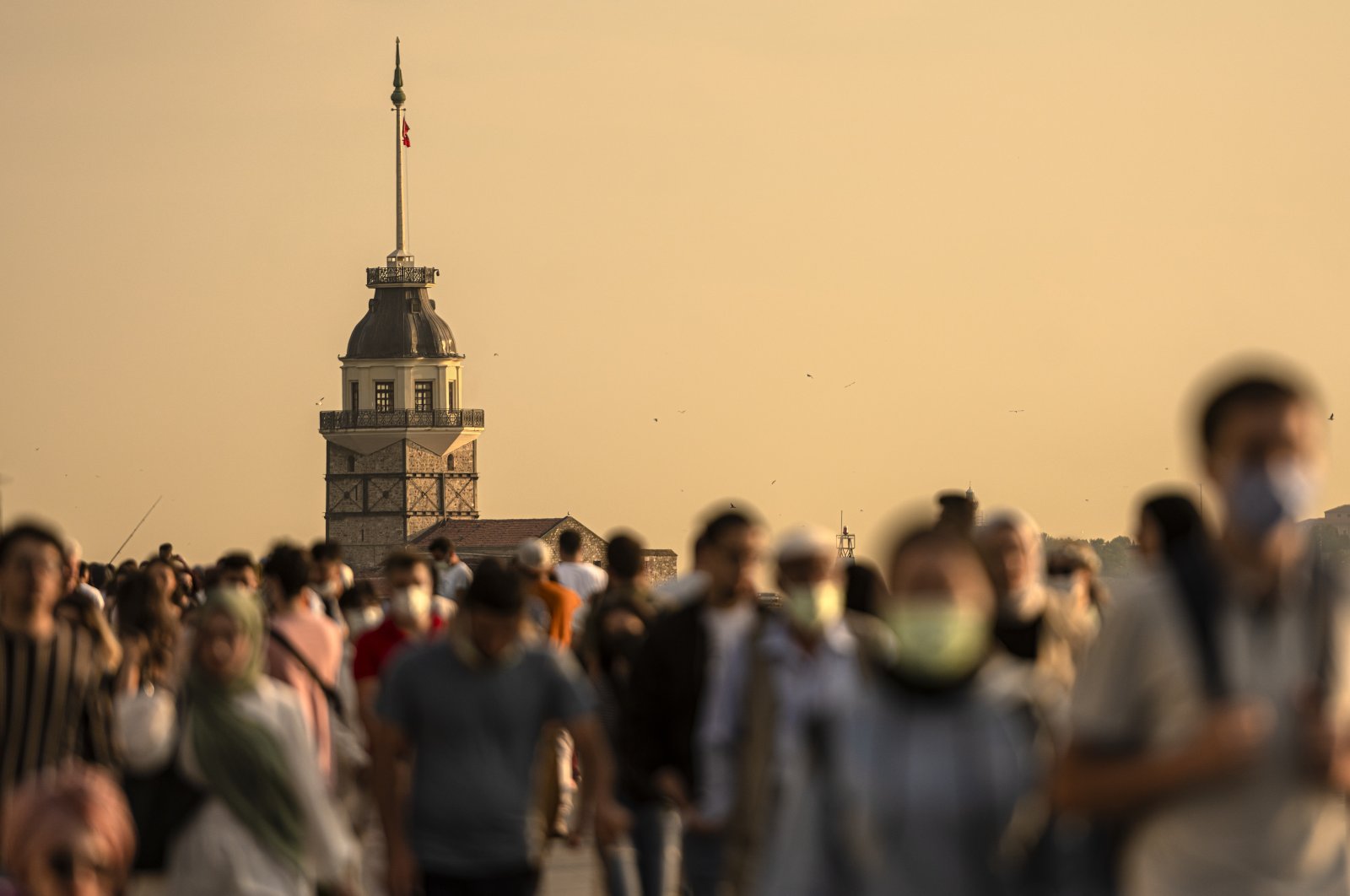 Crowds walk on the Üsküdar shoreline, Istanbul, Türkiye, July 19, 2024. (Getty Images Photo)