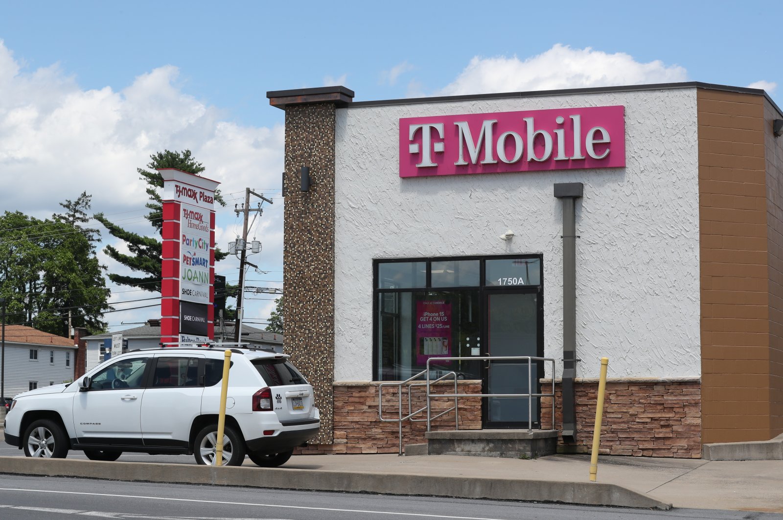 An exterior view of a T-Mobile store in Williamsport, PA, Aug. 10, 2024. (Reuters Photo)