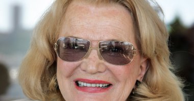 U.S. actress Gena Rowlands smiles during a photocall at the Festival Palace as part of the 59th edition of the Cannes Film Festival, Cannes, southern France, May 19, 2006. (AFP Photo)