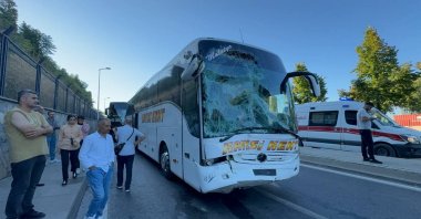 Passersby check out the damage to an intercity passenger bus after it collided with an IETT bus waiting at a stop to pick up passengers, Üsküdar, Istanbul, Türkiye, Aug. 14, 2024. (AA Photo)