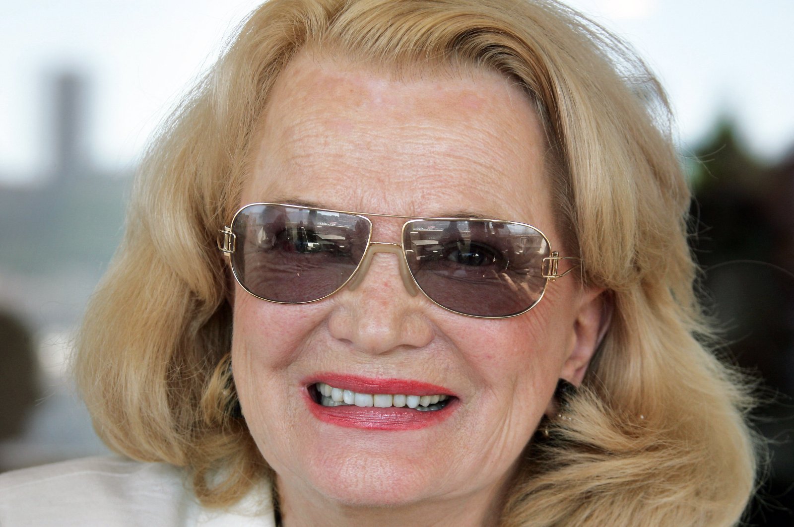 U.S. actress Gena Rowlands smiles during a photocall at the Festival Palace as part of the 59th edition of the Cannes Film Festival, Cannes, southern France, May 19, 2006. (AFP Photo)