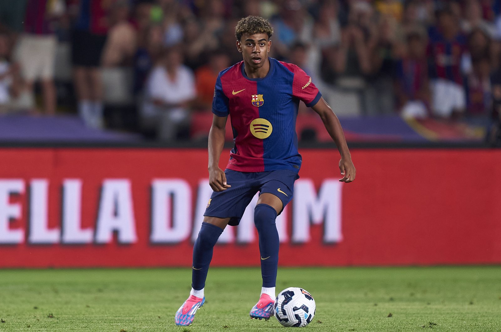 Barcelona&#039;s Lamine Yamal with the ball during the Joan Gamper Trophy match against Monaco at Estadi Olimpic Lluis Companys, Barcelona, Spain, Aug. 12, 2024. (Getty Images Photo)