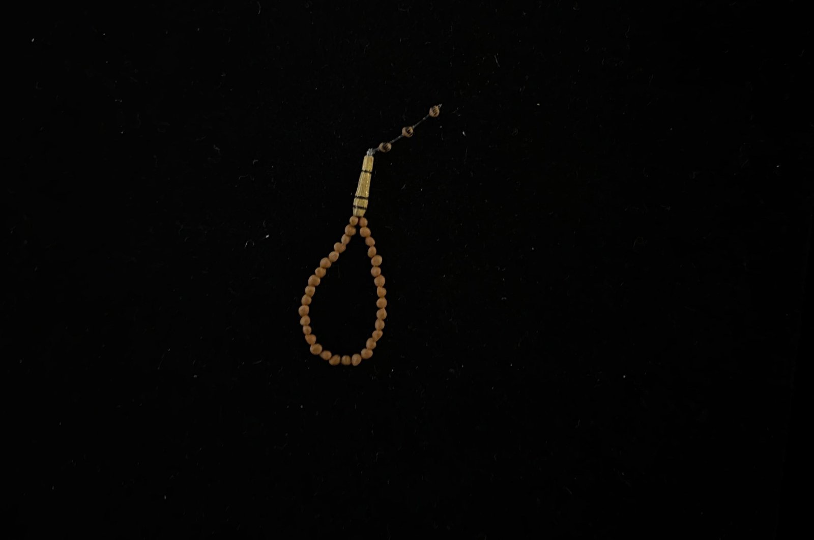 World&#039;s smallest prayer beads displayed, Diyarbakır, Türkiye, Aug. 15, 2024. (IHA Photo)