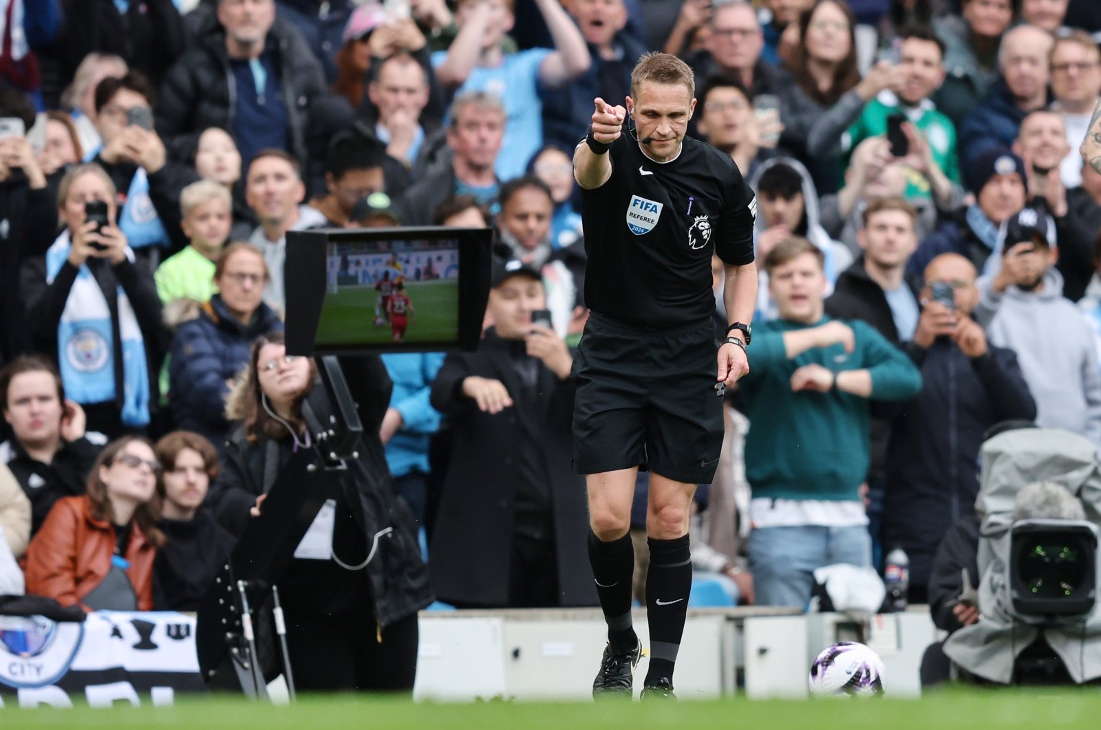 Referee Craig Pawson awards a penalty kick to Manchester City after checking for a foul on the pitchside VAR monitor during the Premier League match between Manchester City and Wolverhampton Wanderers at Etihad Stadium, Manchester, U.K., May 4, 2024. (Getty Images Photo)