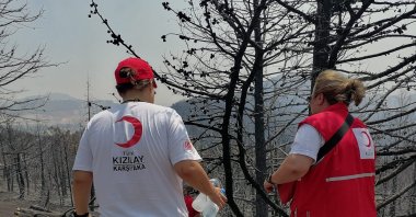 The Turkish Red Crescent team provides support at wildfire locations, Izmir, Türkiye, Aug. 17, 2024. (DHA Photo) 
