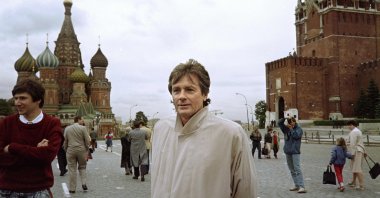 French actor Alain Delon poses in Red Square before participating in the first Soviet Music Day Festival, which celebrates the start of the summer season, Moscow, Russia, June 20, 1990. (AFP Photo)
