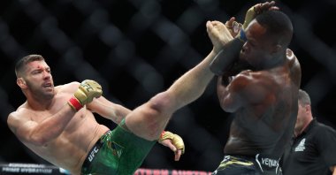 South Africa&#039;s Dricuc Du Plessis (L) and New Zealand&#039;s Israel Adesanya fight in UFC 305, Perth, Australia, Aug. 18, 2024. (AFP Photo)