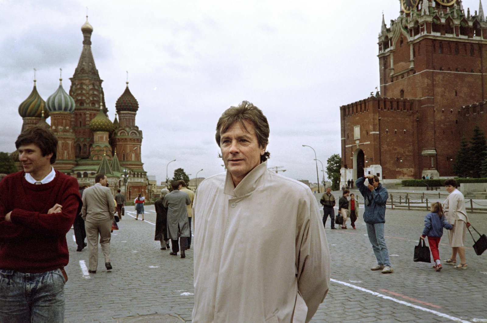 French actor Alain Delon poses in Red Square before participating in the first Soviet Music Day Festival, which celebrates the start of the summer season, Moscow, Russia, June 20, 1990. (AFP Photo)