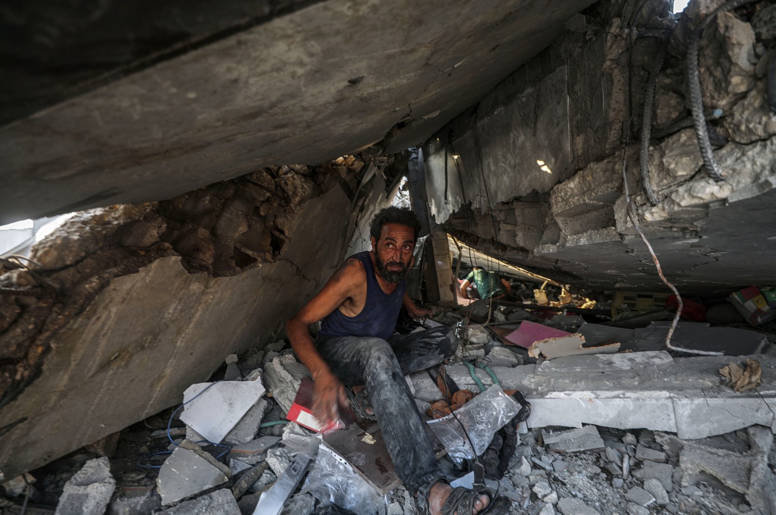 A Palestinian man searches for bodies and survivors among the rubble of a building destroyed in an Israeli airstrike, al-Zawaida, central Gaza Strip, Palestine, Aug. 17, 2024. (EPA Photo)