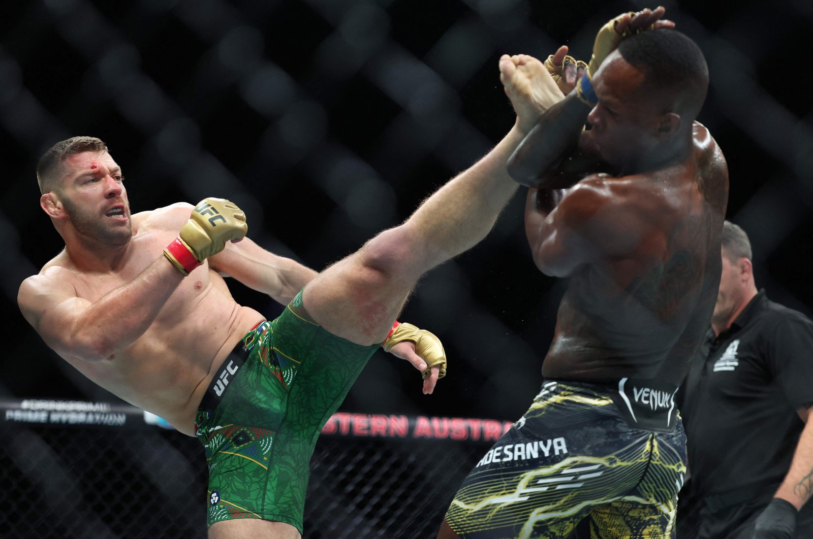 South Africa&#039;s Dricuc Du Plessis (L) and New Zealand&#039;s Israel Adesanya fight in UFC 305, Perth, Australia, Aug. 18, 2024. (AFP Photo)