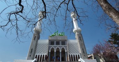 Visitors coming out of the Seoul Central Mosque, in Seoul, June 15, 2015. (Getty Images, File Photo)