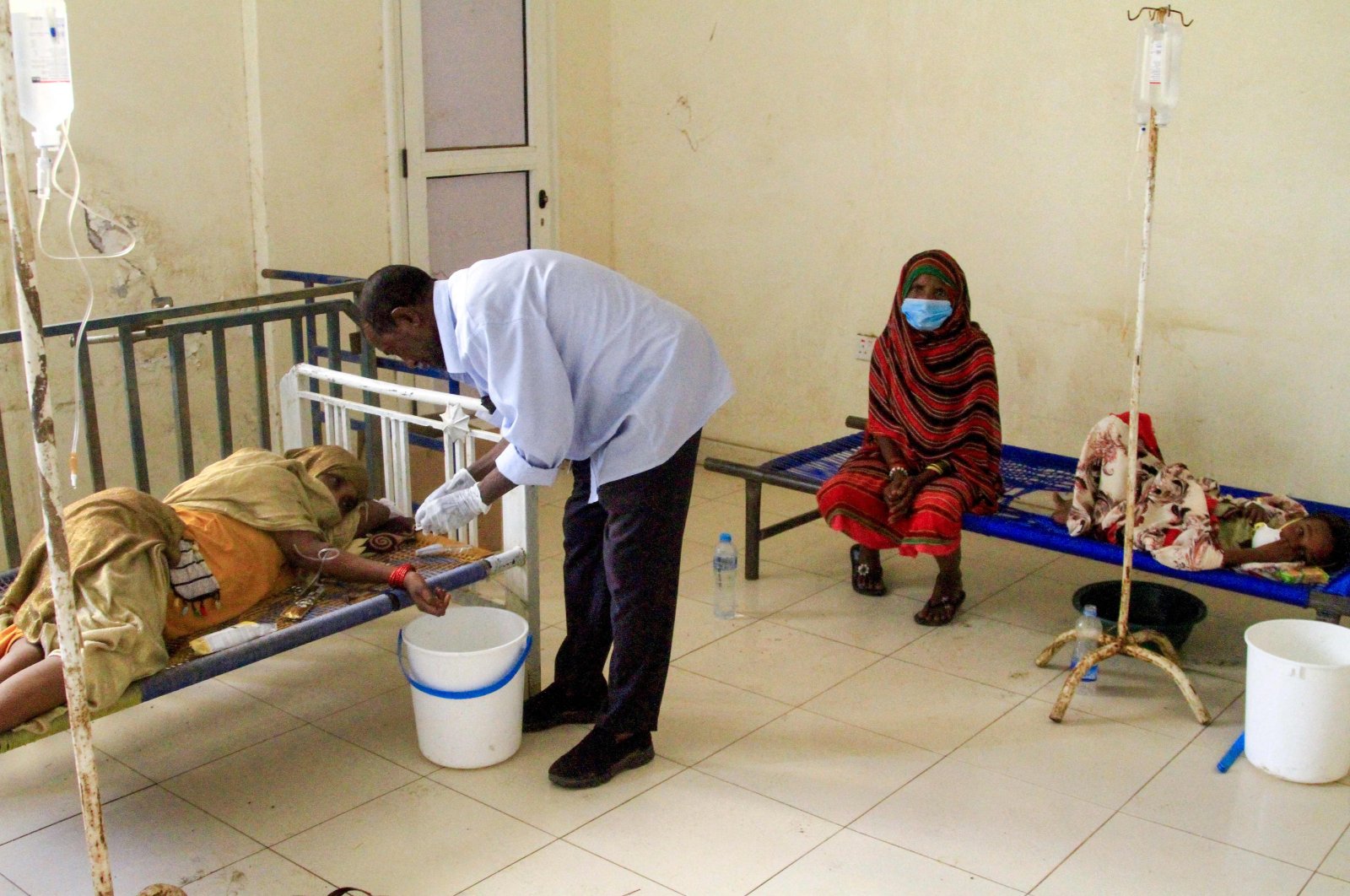 Patients suffering from cholera receive treatment at a rural isolation centre in Wad Al-Hilu in Kassala state in eastern Sudan, Aug. 17, 2024. (AFP Photo)