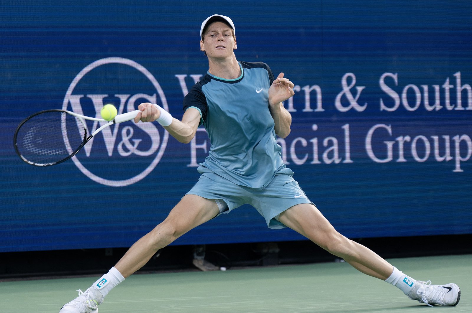 Italy&#039;s Jannik Sinner returns a shot during his match against Germany&#039;s Alexander Zverev on Day Seven of the Cincinnati Open, Cincinnati, U.S., Aug. 18, 2024. (Reuters Photo)