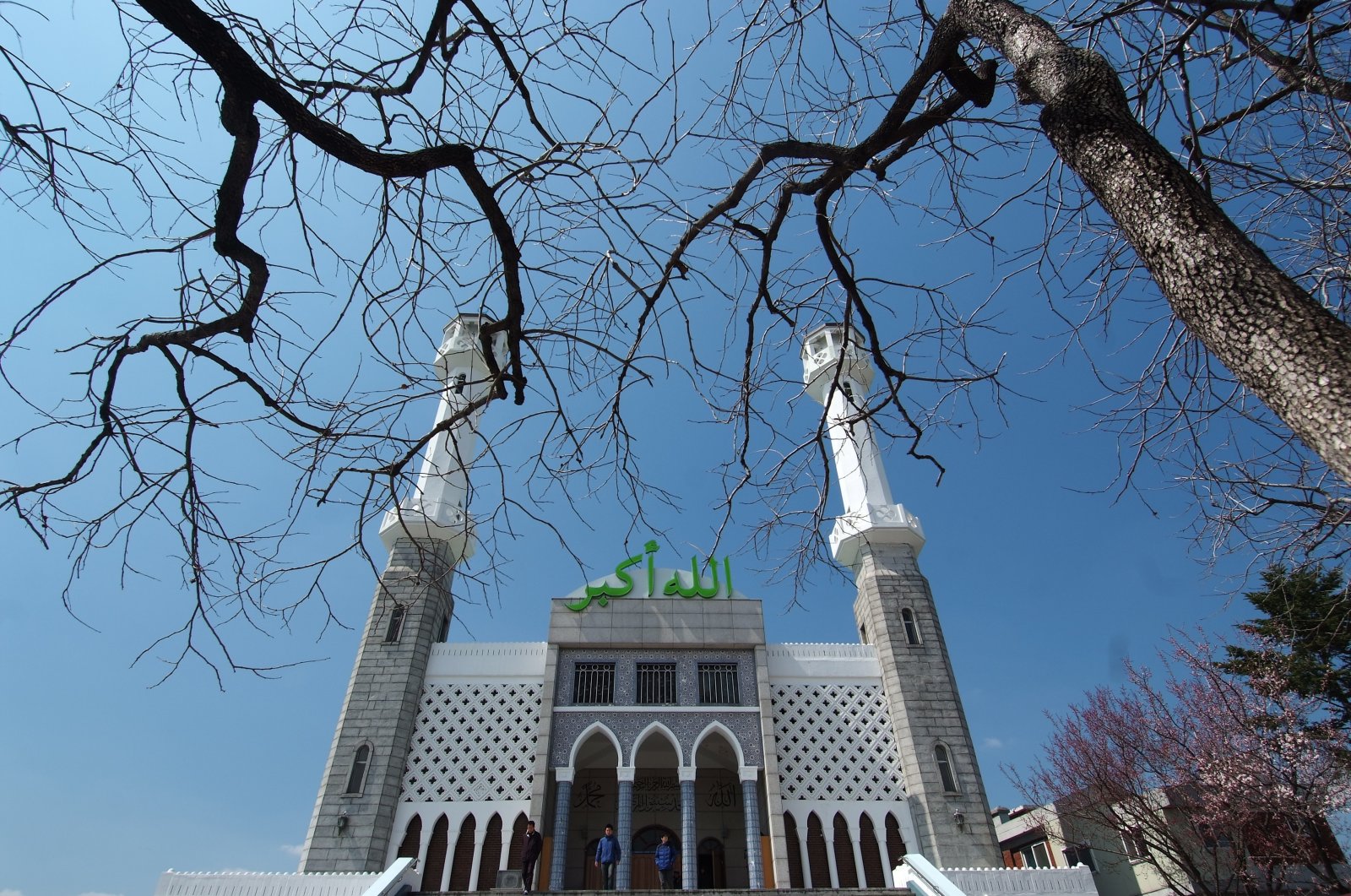 Visitors coming out of the Seoul Central Mosque, in Seoul, June 15, 2015. (Getty Images, File Photo)