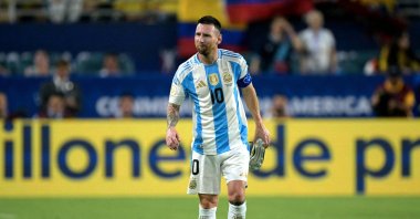Argentina&#039;s Lionel Messi leaves the pitch after picking up an injury during the Conmebol 2024 Copa America tournament final between Argentina and Colombia at the Hard Rock Stadium, Miami, Florida, U.S., July 14, 2024. (AFP Photo)