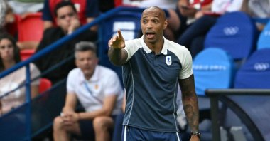 France&#039;s coach Thierry Henry gives instructions to players in the men&#039;s gold medal final football match between France and Spain during the Paris 2024 Olympic Games at the Parc des Princes, Paris, France, Aug. 9, 2024. (AFP Photo)