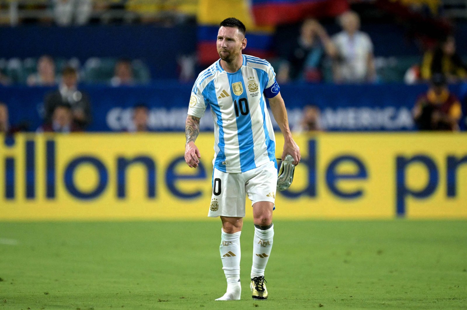 Argentina&#039;s Lionel Messi leaves the pitch after picking up an injury during the Conmebol 2024 Copa America tournament final between Argentina and Colombia at the Hard Rock Stadium, Miami, Florida, U.S., July 14, 2024. (AFP Photo)