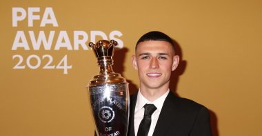 Phil Foden poses after winning the PFA Players' Player of the Year award during the 2024 PFA Awards, Manchester, U.K., Aug. 20, 2024. (AP Photo)