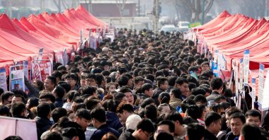 Job seekers crowd a job fair at Liberation Square in Shijiazhuang, Hebei province, China, Feb. 25, 2018. (Reuters Photo)