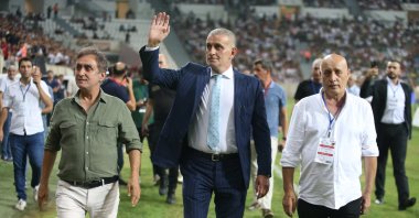 Turkish Football Federation (TFF) President Ibrahim Hacıosmanoğlu (C) waves at fans ahead of the Amedspor, Istanbulspor match,  Diyarbakır, Türkiye, Aug. 20, 2024. (AA Photo)