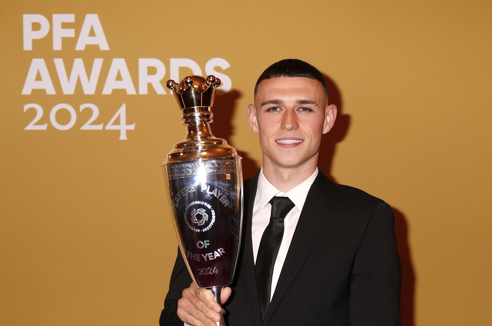 Phil Foden poses after winning the PFA Players&#039; Player of the Year award during the 2024 PFA Awards, Manchester, U.K., Aug. 20, 2024. (AP Photo)