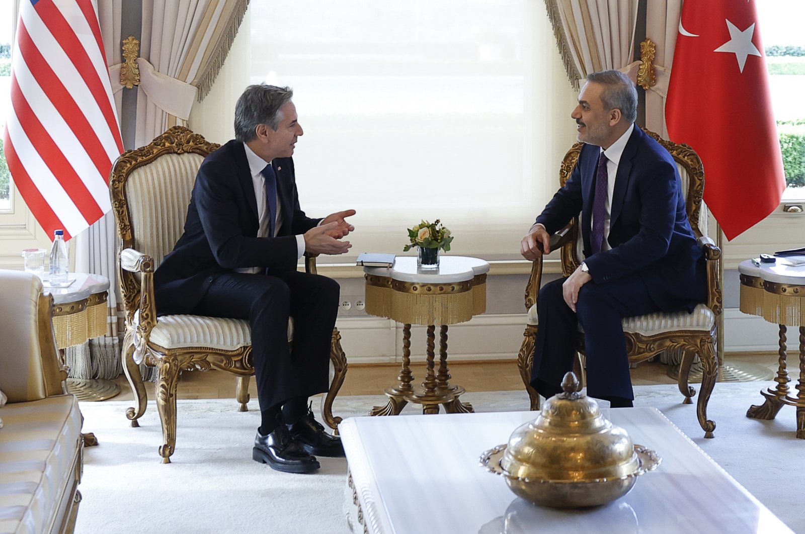 U.S. Secretary of State Antony Blinken (L) meets with Turkish Foreign Minister Hakan Fidan (R), Istanbul, Türkiye, Jan. 6, 2024. (AP Photo)