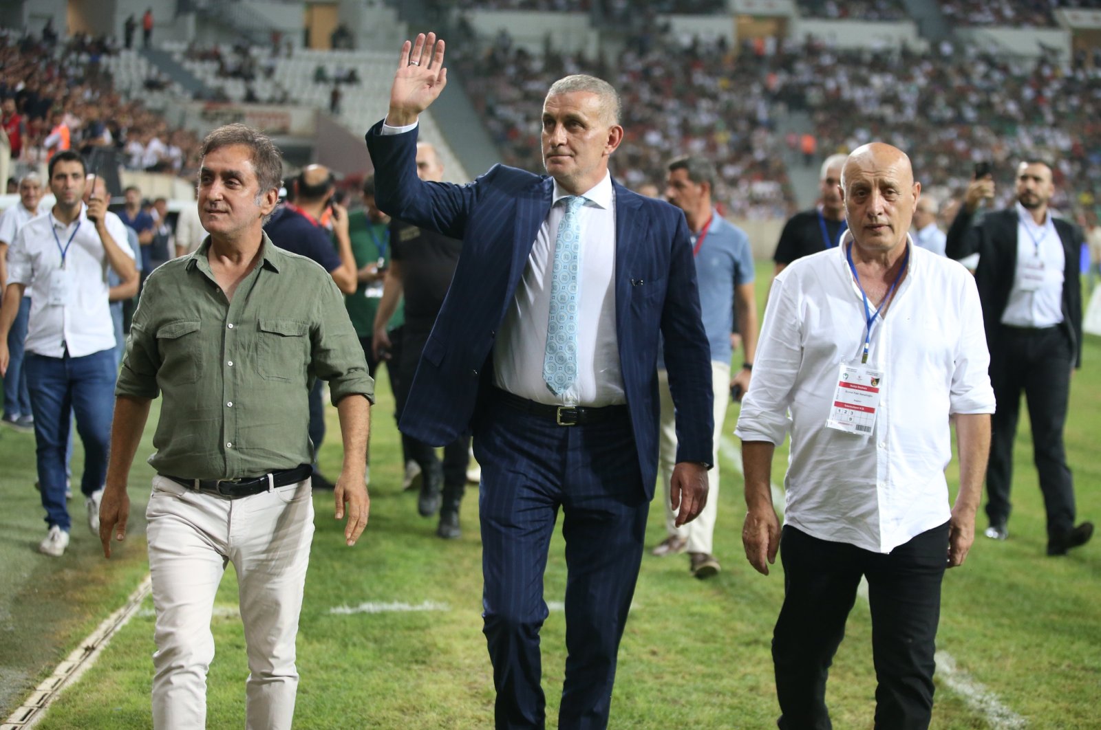 Turkish Football Federation (TFF) President Ibrahim Hacıosmanoğlu (C) waves at fans ahead of the Amedspor, Istanbulspor match,  Diyarbakır, Türkiye, Aug. 20, 2024. (AA Photo)