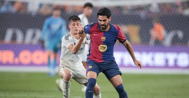 Barcelona midfielder İlkay Gündoğan (R) battles Real Madrid midfielder Arda Güler for the ball during the second half of an international friendly at MetLife Stadium, New Jersey, Aug 3, 2024. (Reuters Photo)