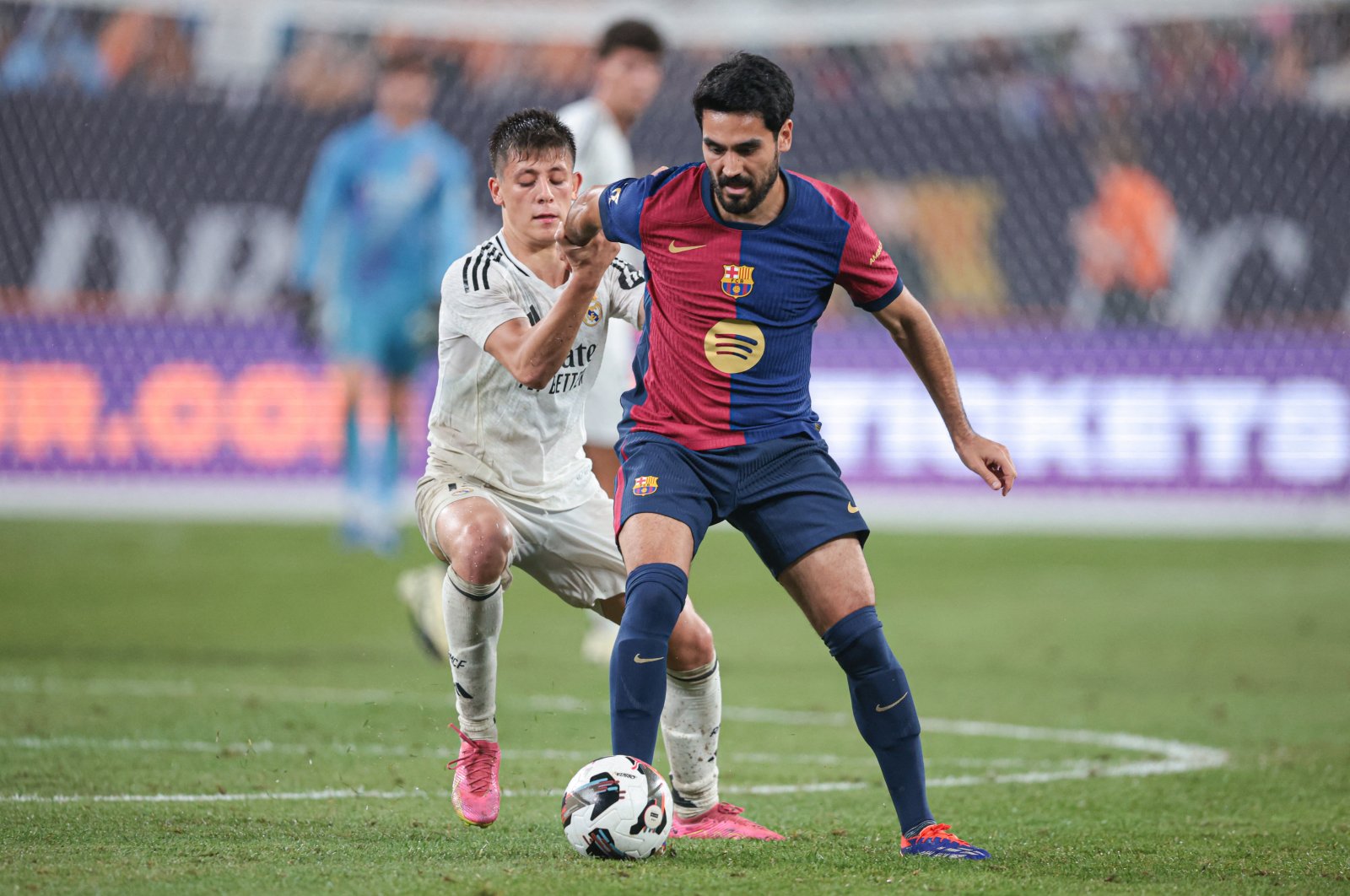 Barcelona midfielder İlkay Gündoğan (R) battles Real Madrid midfielder Arda Güler for the ball during the second half of an international friendly at MetLife Stadium, New Jersey, Aug 3, 2024. (Reuters Photo)