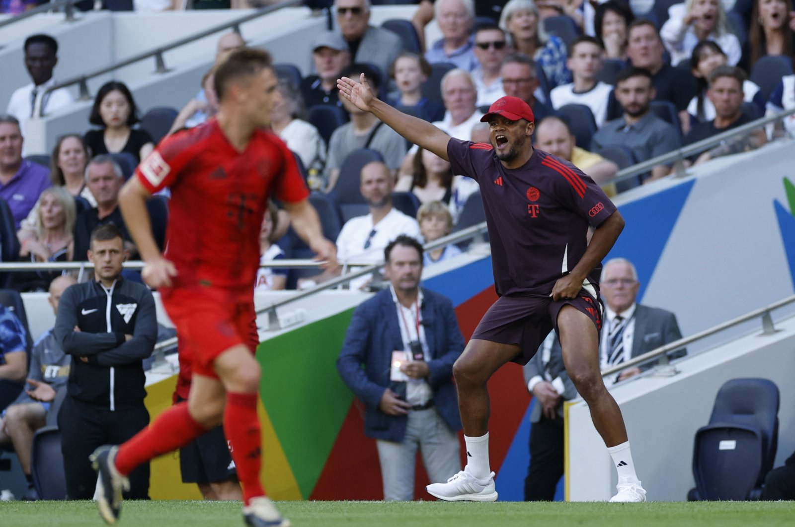 Bayern Munich&#039;s coach Vincent Kompany reacts during the preseason friendly match against Tottenham Hotspur at the Tottenham Hotspur Stadium, London, U.K., Aug. 10, 2024. (Reuters Photo)