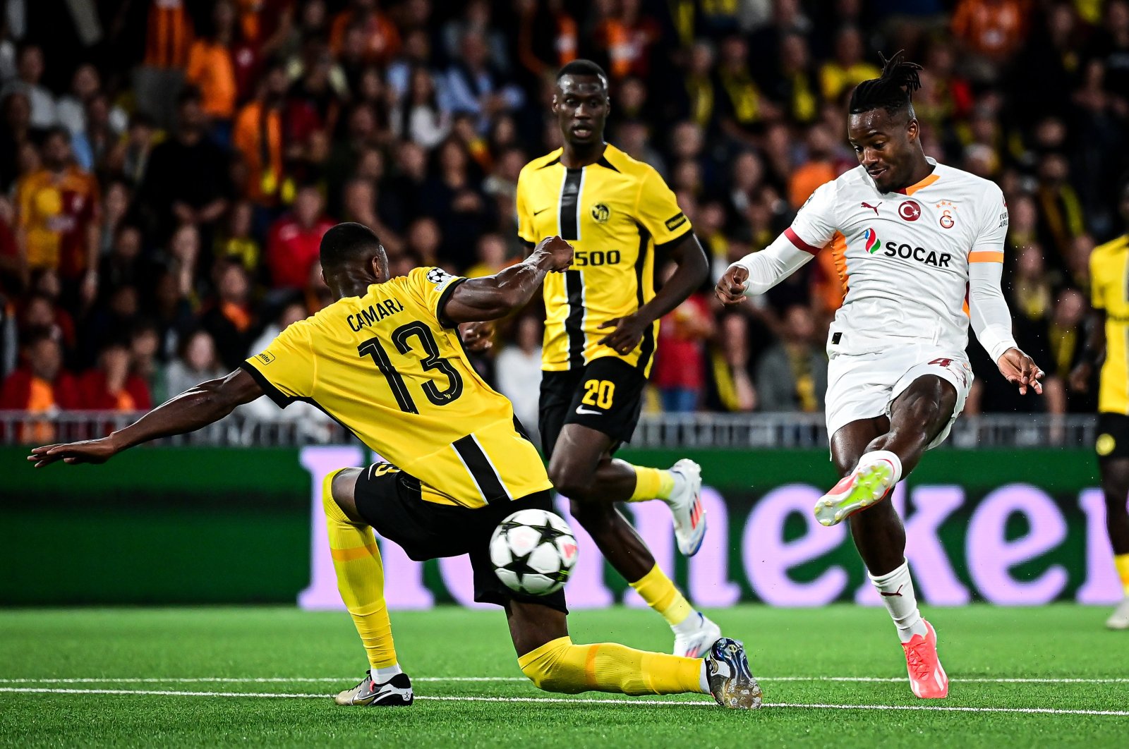 Galatasaray&#039;s Michy Batshuayi (R) scores during the UEFA Champions League playoffs match against Young Boys at the Wankdorf Stadium, Bern, Switzerland, Aug. 21, 2024. (AA Photo)