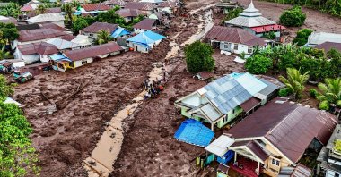 This aerial view shows rescue teams and residents searching for victims buried in mud after a flashflood hit the village of Rua located at the foot of Mount Gamalama, in Ternate, North Maluku, Indonesia, Aug. 25, 2024. (AFP Photo)