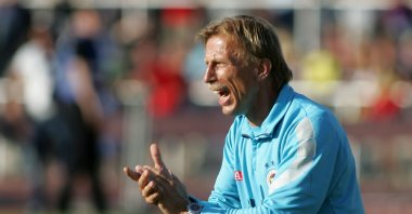 Christoph Daum, head coach of Fenerbahçe, gestures during the pre-season friendly match between Fenerbahçe and 1899 Hoffenheim at Jahn stadium, Rosenheim, Germany, July 21, 2009. (Getty Images Photo)